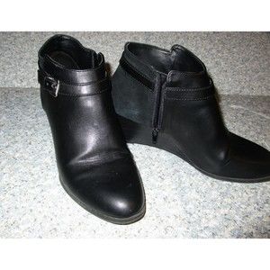 Bass Aileen Black booties, zip side, 8M, suede heel